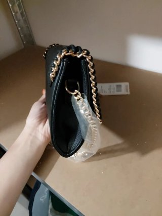 Bolso Anna Field negro con cadena dorada