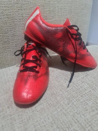 Scarpe da calcio Adidas rosse