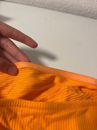 Top naranja sin tirantes con nudo