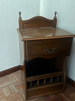 Mesita de noche de madera