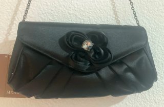 Bolso de fiesta negro Menbur con flor