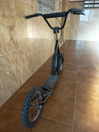 Patinete metálico negro