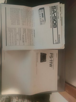 Plato Sony, ampli y columnas Pioneer.