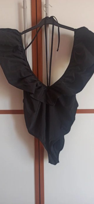 Bañador negro mujer volantes