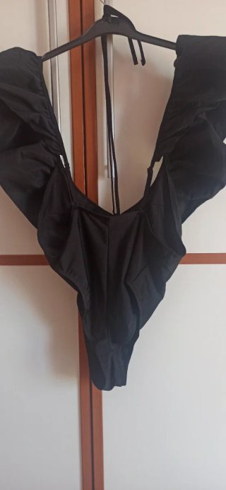 Bañador negro mujer volantes