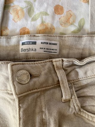 Vaqueros Bershka Beige Rotos