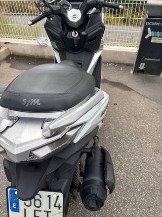Maxi Scooter SYM Negra y Blanca