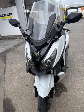 Maxi Scooter SYM Negra y Blanca