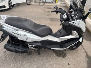 Maxi Scooter SYM Negra y Blanca
