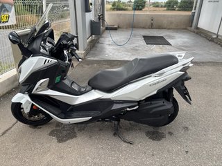 Maxi Scooter SYM Negra y Blanca