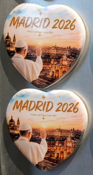 Imanes de corazones Papa Madrid 2026