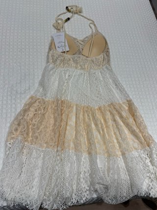 Vestido largo de encaje beige y blanco