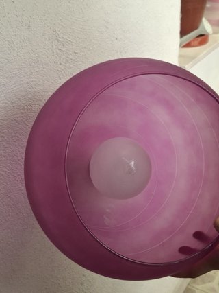Lámpara de techo morada de cristal