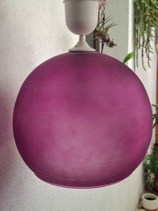 Lámpara de techo morada de cristal