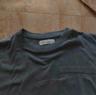 Camiseta gris con bolsillo Talla 11-12