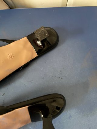 Sandalias negras planas