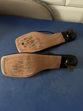 Sandalias negras planas