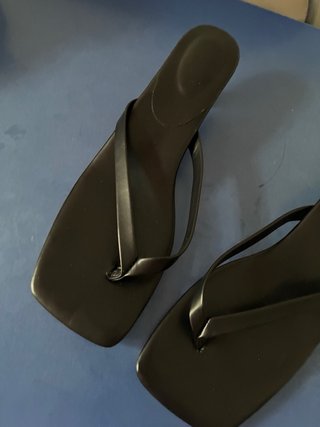 Sandalias negras planas