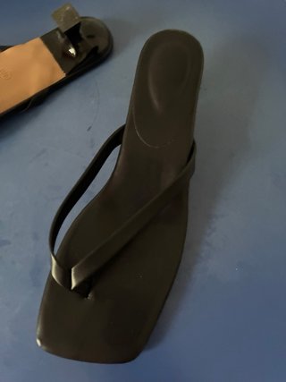 Sandalias negras planas