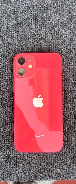 iPhone 12 mini rojo con accesorios