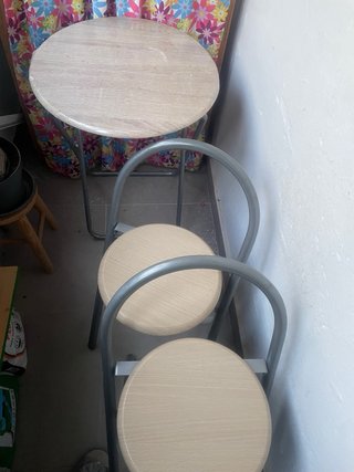 Mesa y sillas plegables. La mesa aun con plástico