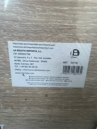 Mesa y sillas plegables. La mesa aun con plástico