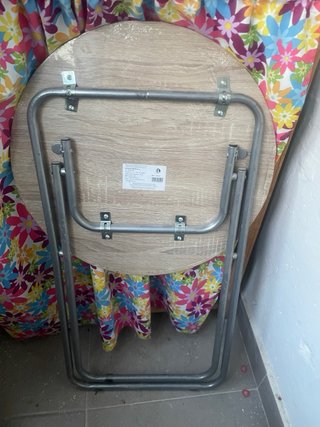 Mesa y sillas plegables. La mesa aun con plástico
