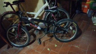 Bicicleta BMX negra y roja