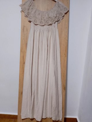 Vestido largo beige con bordado