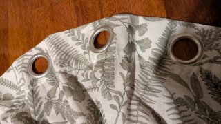 Cortinas verdes con estampado floral