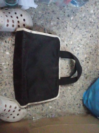Bolso Negro Hello Kitty con Detalles Rosas