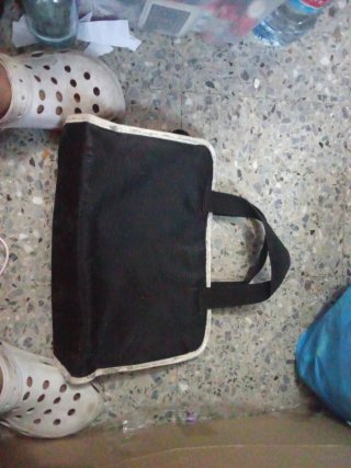 Bolso Negro Hello Kitty con Detalles Rosas