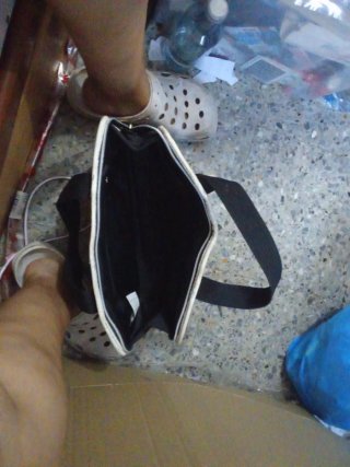 Bolso Negro Hello Kitty con Detalles Rosas
