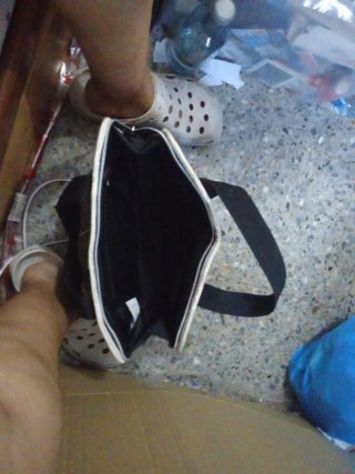 Bolso Negro Hello Kitty con Detalles Rosas