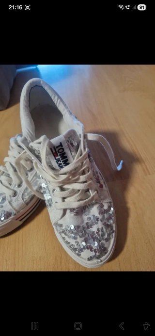 Zapatillas plateadas y blancas con lentejuelas