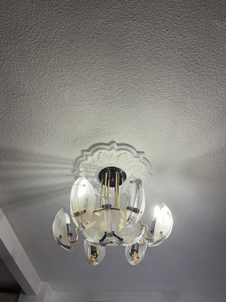 Lámpara de salón dorada y transparente
