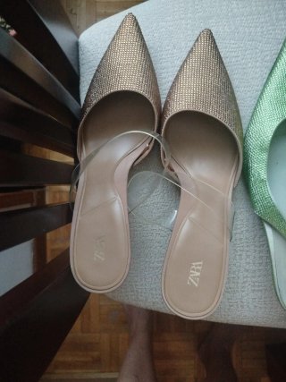 Sandalias ZARA doradas con pedrería