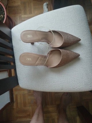 Sandalias ZARA doradas con pedrería