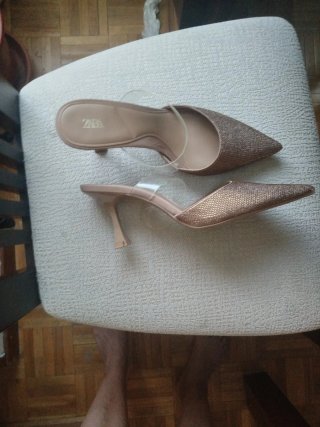 Sandalias ZARA doradas con pedrería