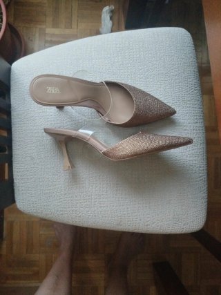 Sandalias ZARA doradas con pedrería