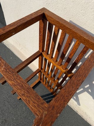 Banco de madera con estante