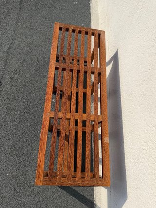 Banco de madera con estante
