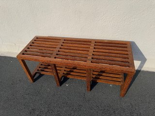 Banco de madera con estante