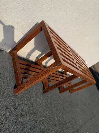 Banco de madera con estante
