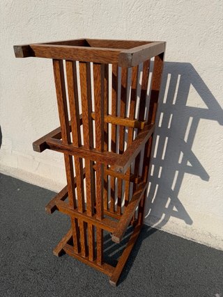 Banco de madera con estante