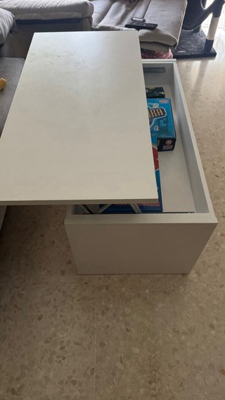 Mesa auxiliar blanca de madera