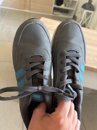 Tenis adidas gris oscuro y celeste