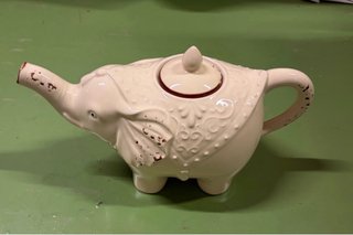 Tetera de porcelana con diseño de elefante