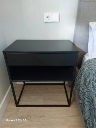Mesita de noche negra metal y madera