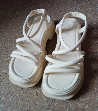 Sandalias blancas/ crema de plataforma.